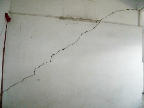 農(nóng)村自建房墻出現(xiàn)了裂縫。為什么？